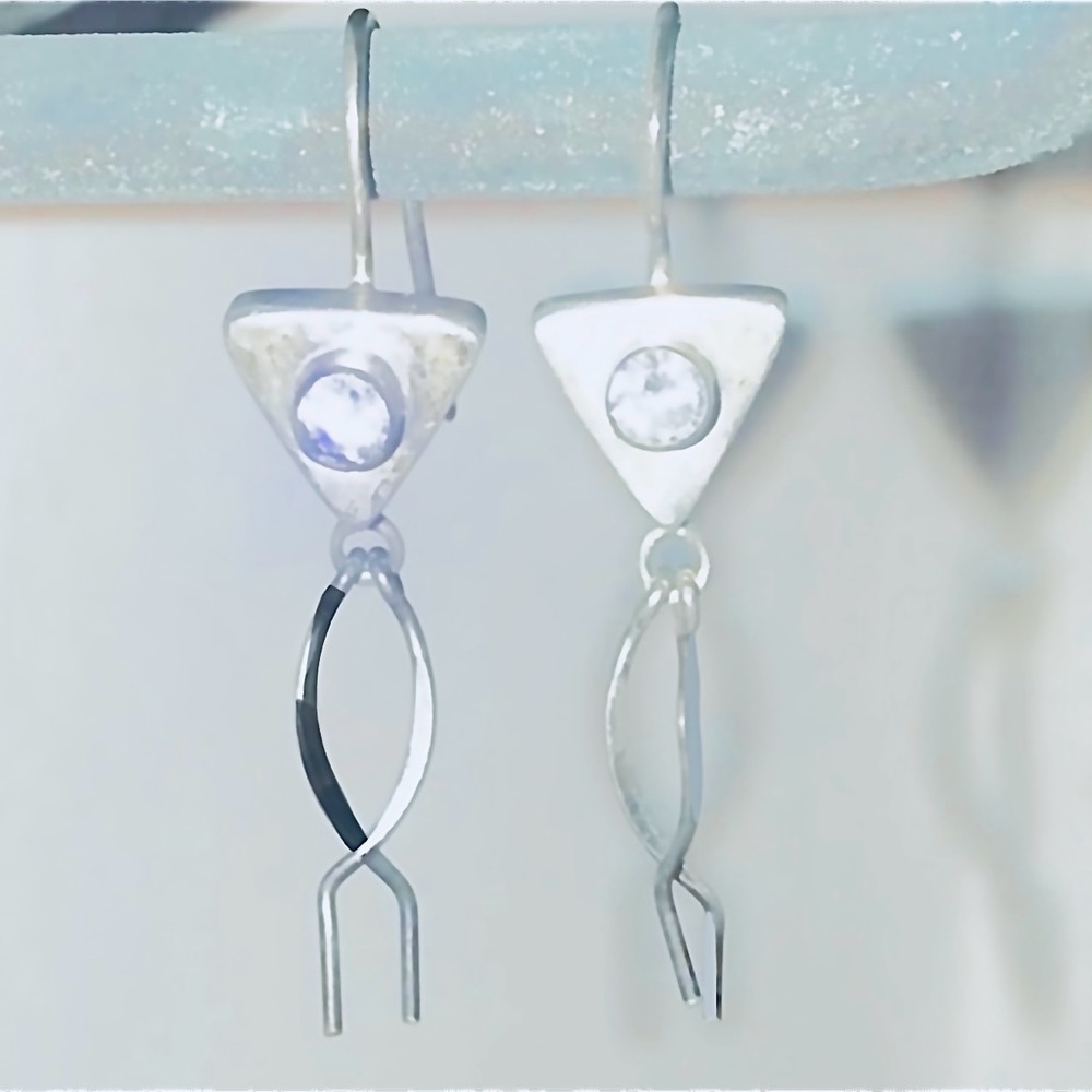 “Fishtail” Crystal Triangle Abstract Geometric Oc… - image 3